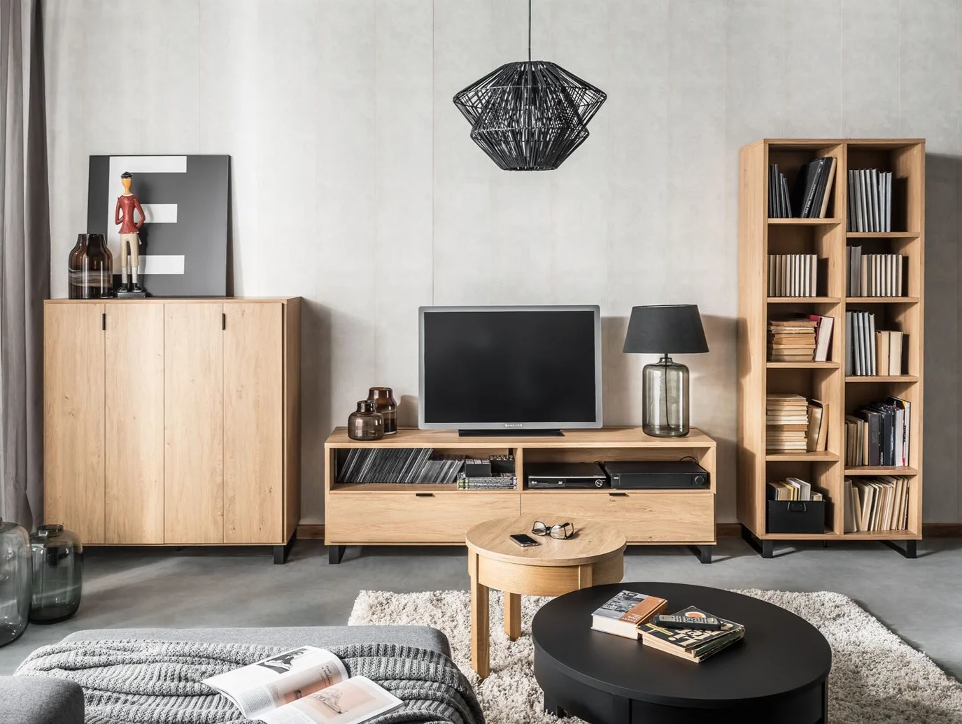  salon z ciemną podłogą i jasnymi meblami